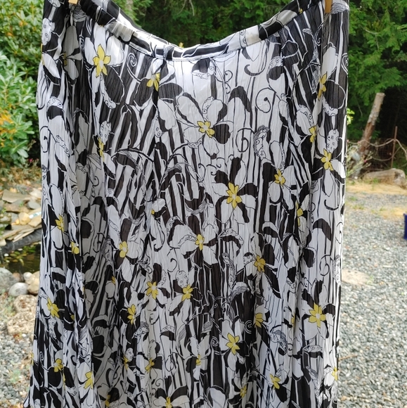 Flirty Floral Skirt - Picture 6 of 8